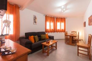 uma sala de estar com um sofá e uma mesa em Lets Holidays Apartment Tossa Near Beach 2 em Tossa de Mar