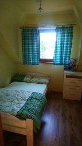 ein kleines Schlafzimmer mit 2 Betten und einem Fenster in der Unterkunft Widok Tresna in Tresna
