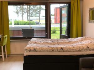 - une chambre avec un lit en face d'une fenêtre dans l'établissement Maisa's studio Vieremä, à Vieremä