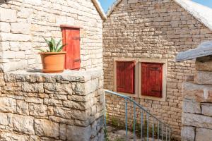 Gallery image of DVORAC “KAŠTIL JELA” in Milna +92 photos