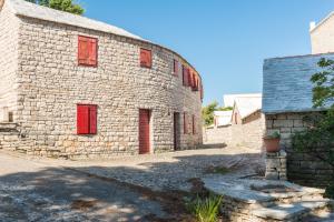 Gallery image of DVORAC “KAŠTIL JELA” in Milna