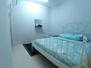 ORCHIDD HOMESTAY في غامبانغ: غرفة نوم مع سرير بطابقين في غرفة