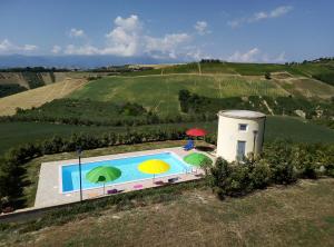 widok z góry na basen z parasolami w obiekcie Agriturismo Terra dei Falchi w mieście Castilenti