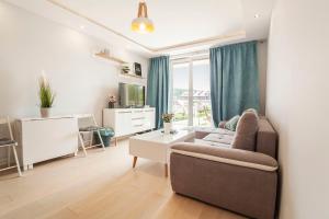 salon z kanapą i stołem w obiekcie Apartament słoneczny w Polanicy Zdroju