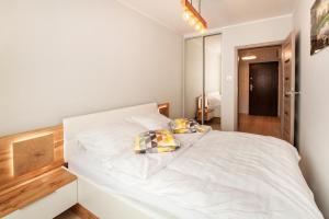 sypialnia z białym łóżkiem z 2 poduszkami w obiekcie Apartament słoneczny w Polanicy Zdroju