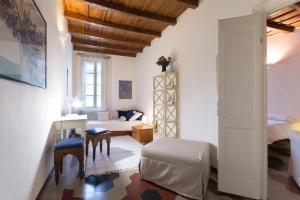 salon z kanapą i stołem w obiekcie TICINESE 59 APARTMENT w Mediolanie +24 zdjęcia