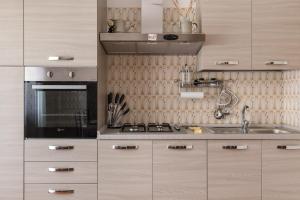 une cuisine avec un évier et une cuisinière four supérieur dans l'établissement A Kasa di Deia', à Gaète