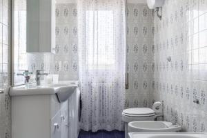 une salle de bains blanche avec toilettes et lavabo dans l'établissement A Kasa di Deia', à Gaète 16 autres photos