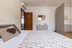 - une chambre avec un grand lit et un oreiller pour le cœur dans l'établissement A Kasa di Deia', à Gaète