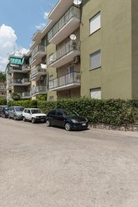 une rangée de voitures garées devant un bâtiment dans l'établissement A Kasa di Deia', à Gaète