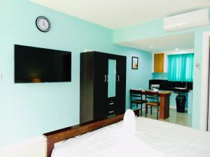 TV a/nebo společenská místnost v ubytování Coco Cabana Apartelle