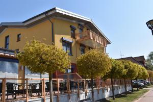 a building with a patio and trees in front of it at Hotel garni "Am Hafen" in Havelberg