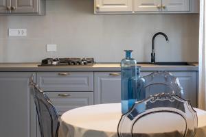 Кухня или мини-кухня в Contrada del Nonno Apartments (city center - private parking on-site)

