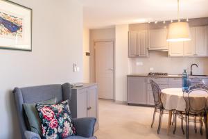 Кухня или мини-кухня в Contrada del Nonno Apartments (city center - private parking on-site)
