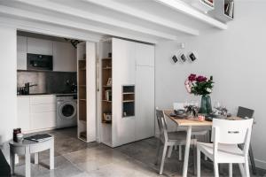 eine Küche und ein Esszimmer mit einem Tisch und Stühlen in der Unterkunft Cosy Place by LoftAffair in Krakau