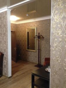 Міні-готель Пекін في نيكولايف: غرفة معيشة مع مرآة وطاولة
