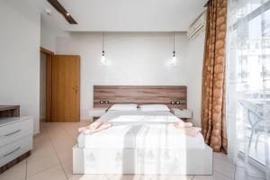 Un pat sau paturi într-o cameră la Hotel Kamomil