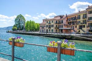 a view of a river with flowers on a fence at Chocolat La Mairie in Omegna