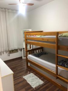 a room with two bunk beds and a ceiling at Apto aconchegante 100m Shopping Beiramar in Florianópolis