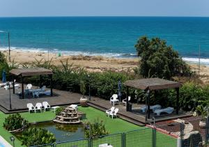 Utsikt över poolen vid Ha-aliya Sea View eller i närheten
