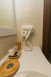 Ein Telefon, das auf der Toilette im Badezimmer liegt in der Unterkunft ViiLaLac in Venus
