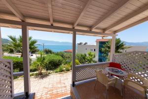 ヴロラにあるHotel Roiのバルコニーにテーブルと椅子が置かれたパティオ