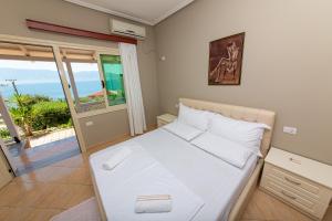 ヴロラにあるHotel Roiのベッドがあり海が見える寝室 +25枚の写真