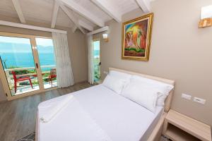 ヴロラにあるHotel Roiの海の見えるベッドのある寝室