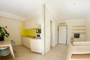 A kitchen or kitchenette at Onda Marina Residence Rta