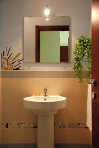 uma casa de banho com um lavatório e um espelho em Latt e Liett em Nápoles