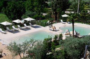 Bazén v ubytování Hotel La Grotte nebo v jeho okolí