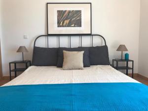Een bed of bedden in een kamer bij Ria Formosa Beach Apartment