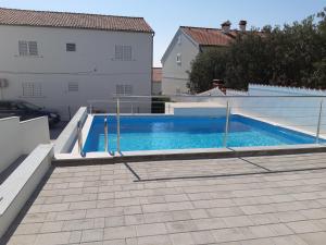 Bazén v ubytování Apartmani Frano nebo v jeho okolí