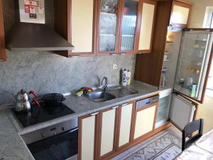 Kitchen o kitchenette sa Trabzon Airport Apartment