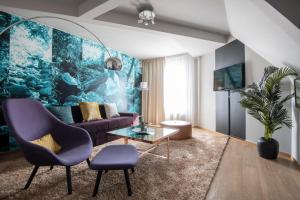 an aquarium themed living room with a purple couch at Quality Hotel Sundsvall in Sundsvall