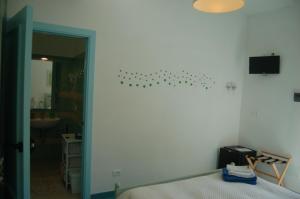 um quarto com uma cama e uma casa de banho com um espelho. em La Rosada em Giglio Porto