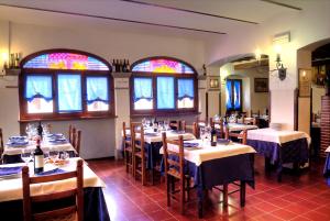 Un restaurante o sitio para comer en B&B Antica Trattoria Al Principe