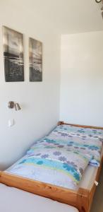 Cama o camas de una habitación en OstseeStrandHuus, einzigartige Seelage