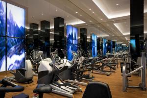 Das Fitnesscenter und/oder die Fitnesseinrichtungen in der Unterkunft The Sukhothai Bangkok