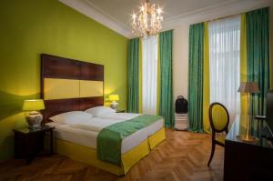 Tempat tidur dalam kamar di Appartement-Hotel an der Riemergasse
