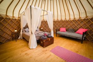Postel nebo postele na pokoji v ubytování Cool Under Canvas