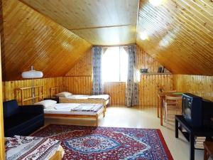 ソチにあるGuest House on the Seaのベッド2台、窓が備わる広い客室です。