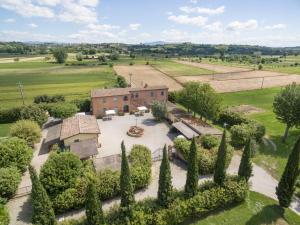 an aerial view of a house with a garden at Casa Carlotta in Foiano della Chiana