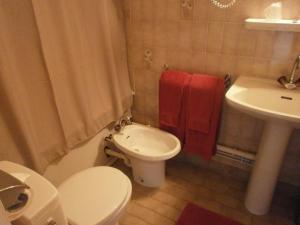Łazienka z białą toaletą i umywalką w obiekcie Hôtel Maya w mieście Cavalaire-sur-Mer