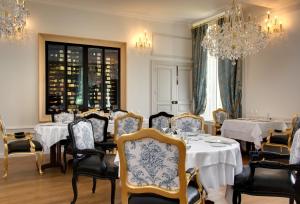 A seating area at Alexandra Palace - La Maison Younan