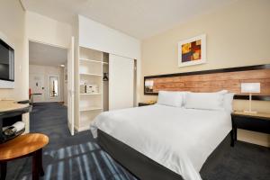 The Parktonian All Suite Hotel客房内的一张或多张床位