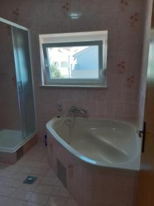 Koupelna v ubytování Apartmani Frano
