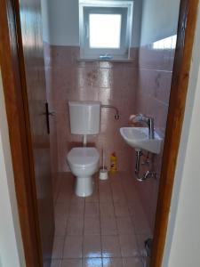 Koupelna v ubytování Apartmani Frano