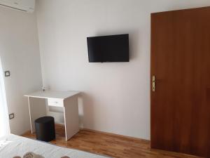 TV a/nebo společenská místnost v ubytování Apartmani Frano