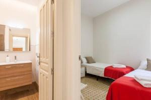baño con 2 camas y lavabo en una habitación en T2, Tirso de Molina, apartamento luminoso y tranquilo, en Sevilla